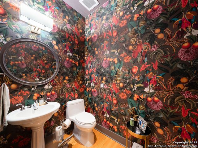 Listing photo id 13 for 725 Woodlawn Avenue E