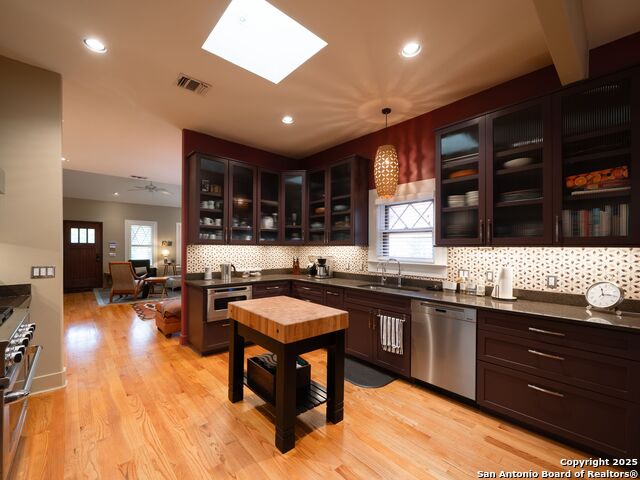 Listing photo id 15 for 725 Woodlawn Avenue E