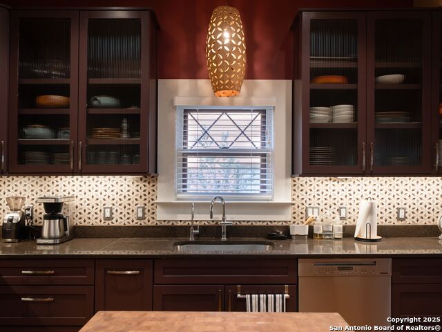 Listing photo id 17 for 725 Woodlawn Avenue E