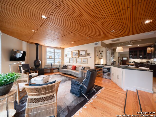 Listing photo id 19 for 725 Woodlawn Avenue E