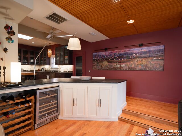 Listing photo id 20 for 725 Woodlawn Avenue E