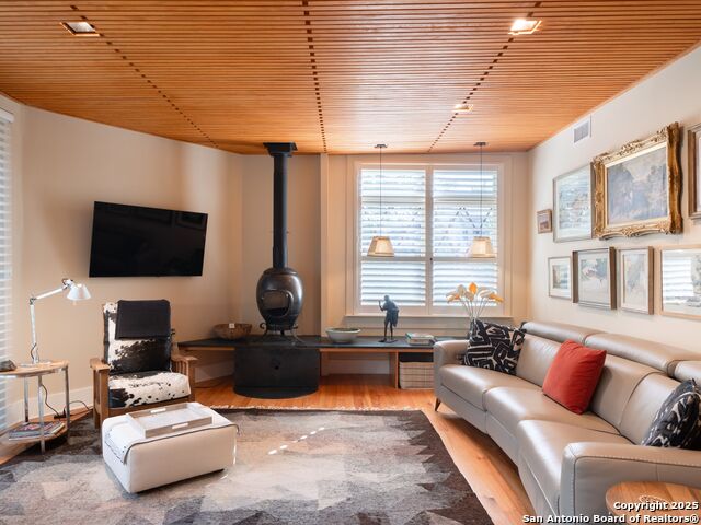 Listing photo id 22 for 725 Woodlawn Avenue E