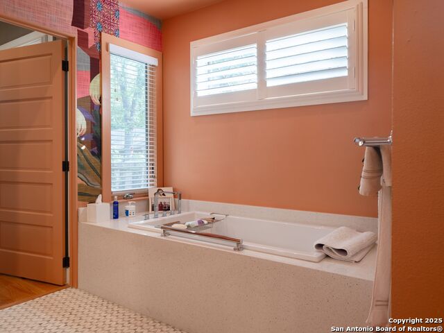 Listing photo id 26 for 725 Woodlawn Avenue E