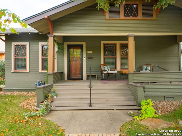 Listing photo id 1 for 725 Woodlawn Avenue E