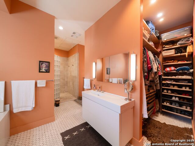 Listing photo id 30 for 725 Woodlawn Avenue E