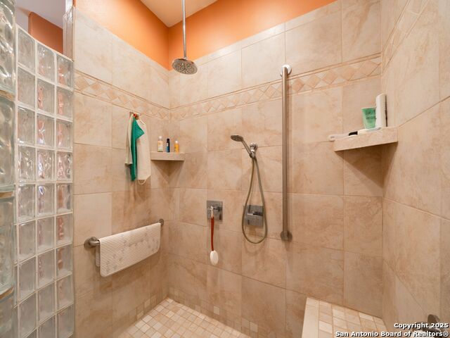 Listing photo id 31 for 725 Woodlawn Avenue E