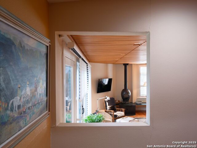 Listing photo id 32 for 725 Woodlawn Avenue E