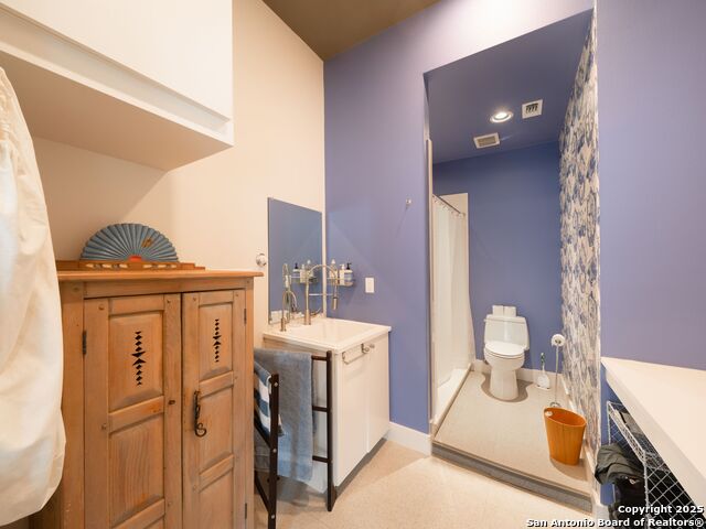 Listing photo id 35 for 725 Woodlawn Avenue E