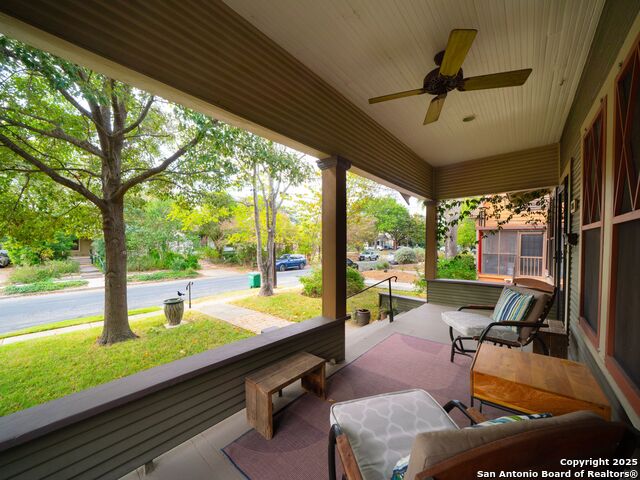 Listing photo id 2 for 725 Woodlawn Avenue E