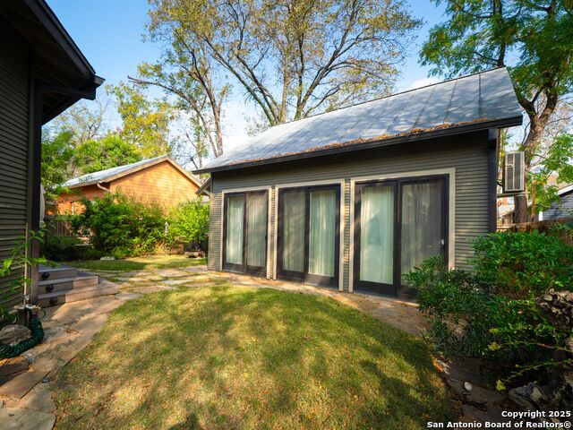 Listing photo id 38 for 725 Woodlawn Avenue E