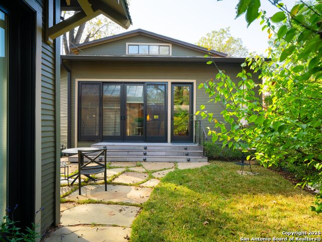 Listing photo id 39 for 725 Woodlawn Avenue E