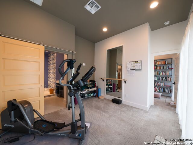 Listing photo id 40 for 725 Woodlawn Avenue E