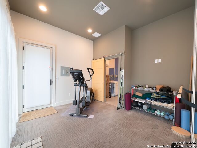 Listing photo id 41 for 725 Woodlawn Avenue E