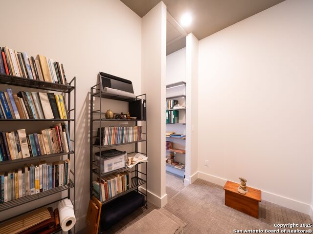 Listing photo id 42 for 725 Woodlawn Avenue E