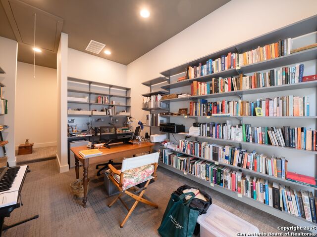 Listing photo id 43 for 725 Woodlawn Avenue E