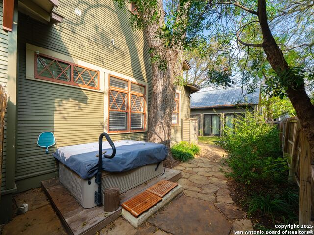 Listing photo id 46 for 725 Woodlawn Avenue E