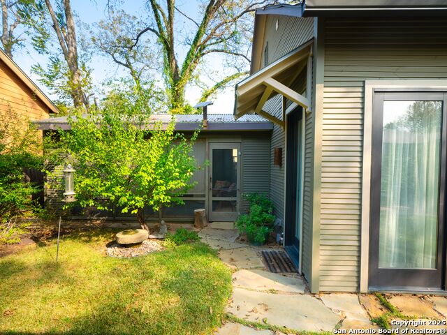 Listing photo id 47 for 725 Woodlawn Avenue E