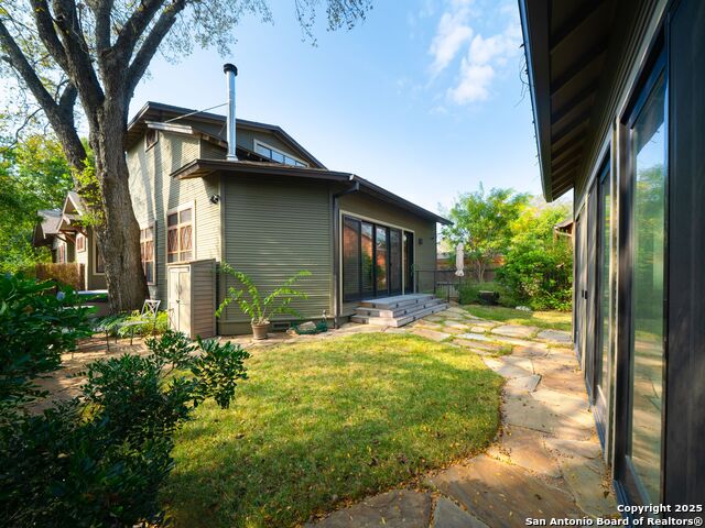 Listing photo id 48 for 725 Woodlawn Avenue E