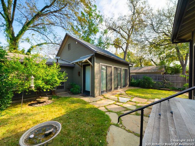 Listing photo id 49 for 725 Woodlawn Avenue E