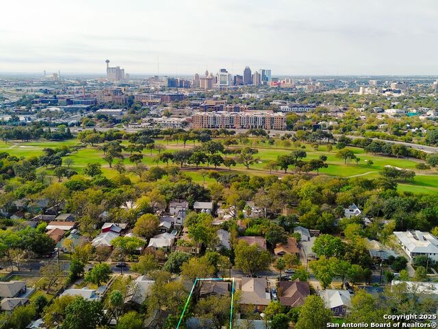 Listing photo id 50 for 725 Woodlawn Avenue E