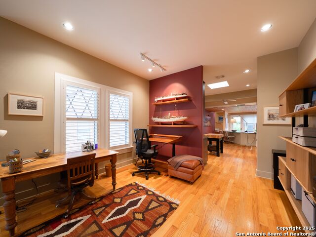 Listing photo id 6 for 725 Woodlawn Avenue E