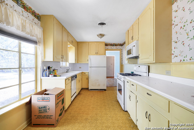 Image 22 of 46 For 7606 Vandiver Rd N