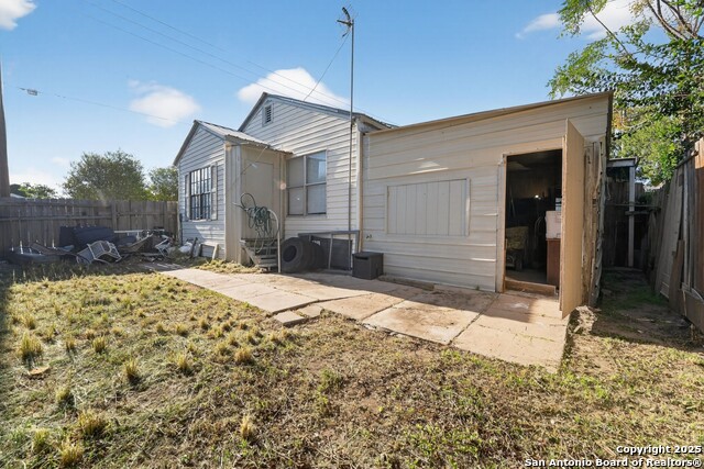 Listing photo id 2 for 808 Adams N