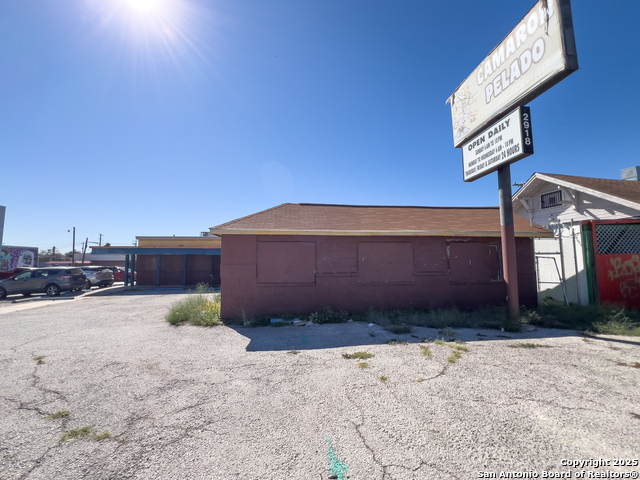 Listing photo id 8 for 2918 Commerce W