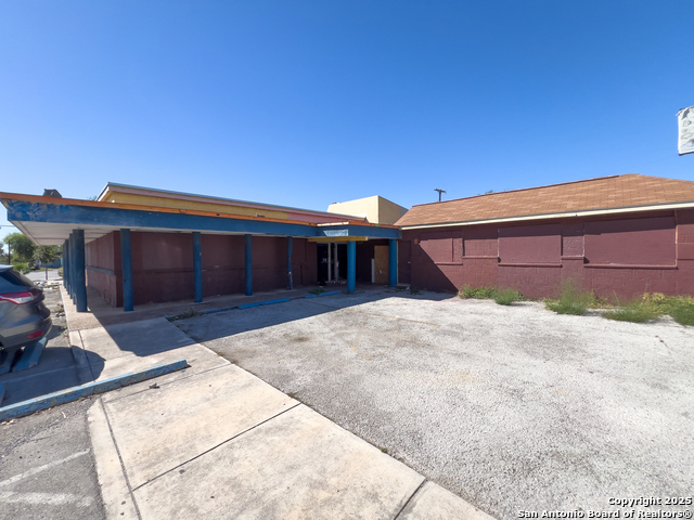 Listing photo id 9 for 2918 Commerce W