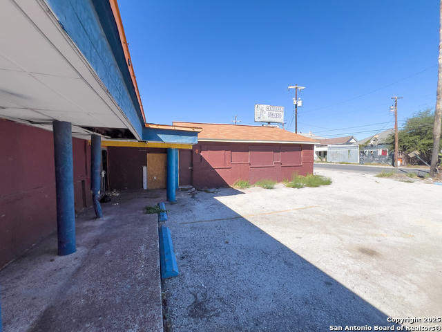 Listing photo id 6 for 2918 Commerce W