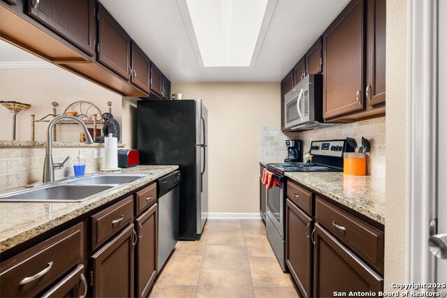 Image 17 of 29 For 11610 Vance Jackson  105