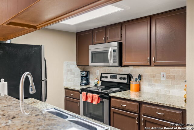 Image 18 of 29 For 11610 Vance Jackson  105