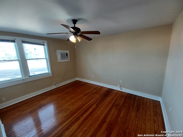 Image 10 of 11 For 124 Mistletoe Ave W 3