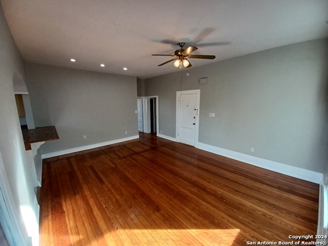 Image 2 of 11 For 124 Mistletoe Ave W 3