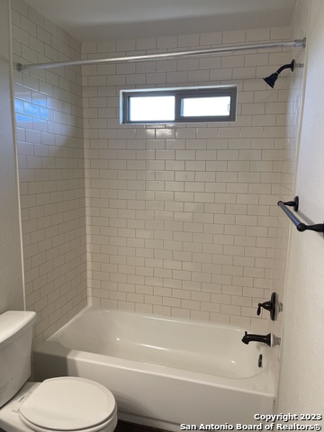 Image 9 of 35 For 2202 Sandlewood Cove  101