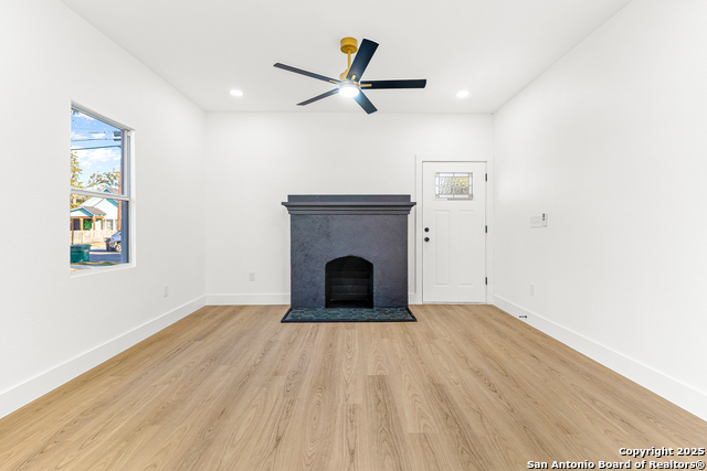 Image 3 of 21 For 530 Kirk Pl