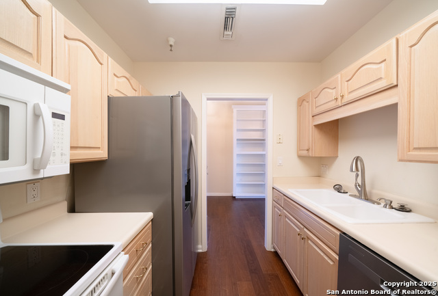 Image 15 of 20 For 1 Towers Park  2205