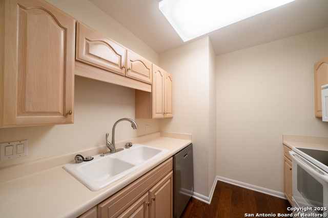 Image 16 of 20 For 1 Towers Park  2205