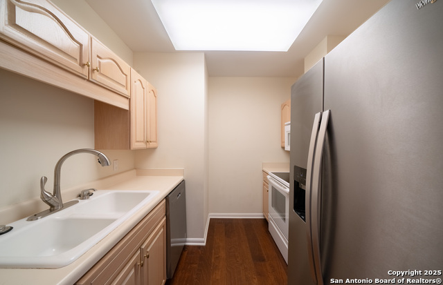 Image 17 of 20 For 1 Towers Park  2205