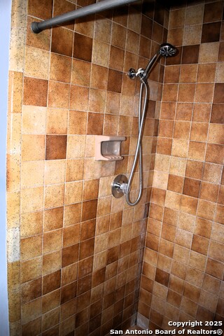 Image 15 of 25 For 6819 Heatherbrook