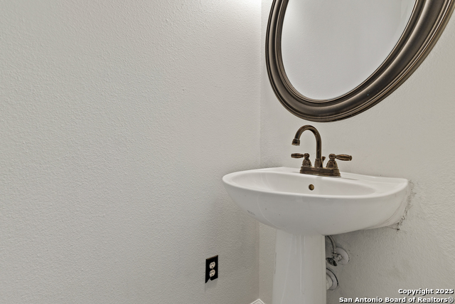 Listing photo id 9 for 4122 Knollbluff