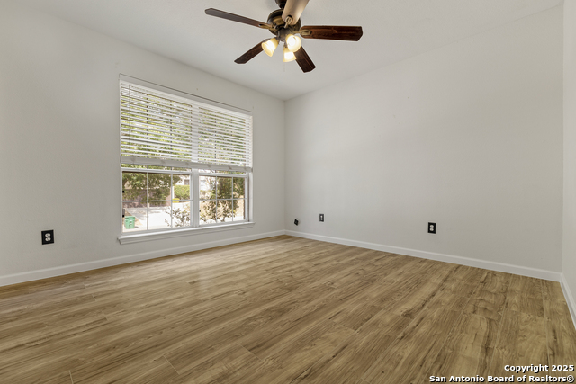 Listing photo id 11 for 4122 Knollbluff