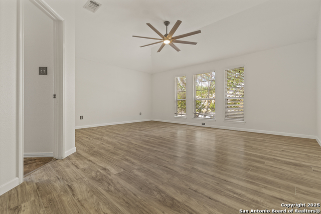 Listing photo id 17 for 4122 Knollbluff