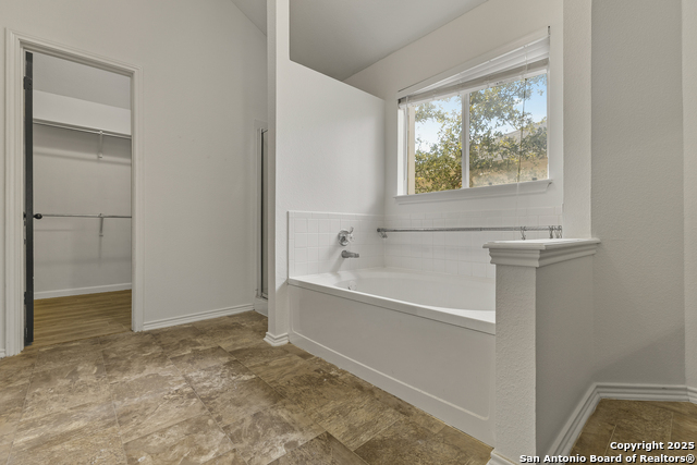 Listing photo id 20 for 4122 Knollbluff