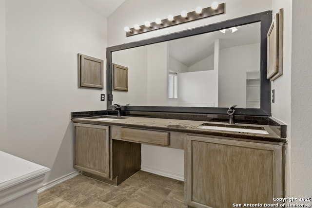 Listing photo id 21 for 4122 Knollbluff