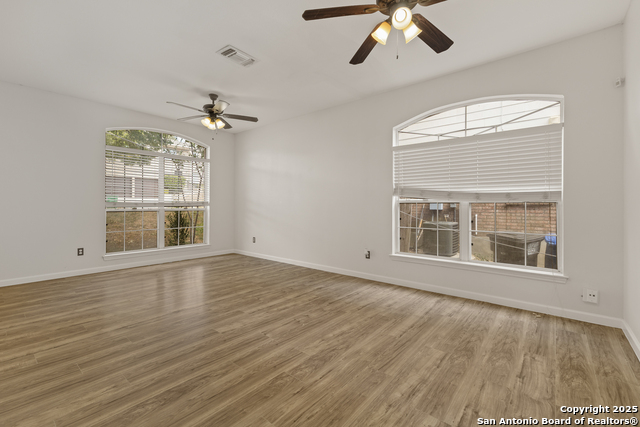 Listing photo id 3 for 4122 Knollbluff