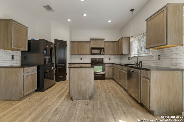 Listing photo id 4 for 4122 Knollbluff