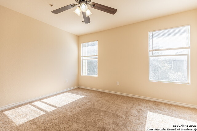 Listing photo id 13 for 5012 Flipper Dr