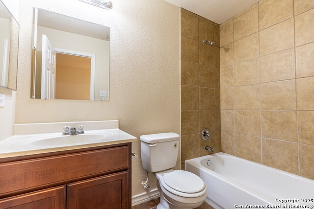 Listing photo id 18 for 5012 Flipper Dr