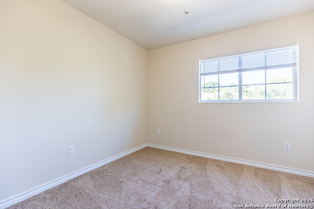 Listing photo id 19 for 5012 Flipper Dr